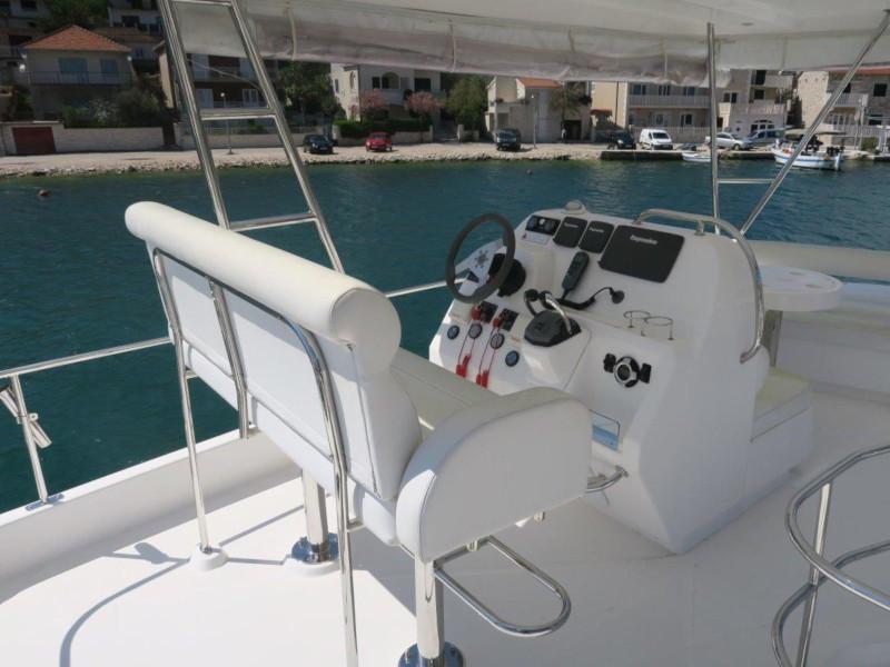 Book yachts online - powercatamaran - Leopard 39 PC (4+2 cab.) - Alana - rent
