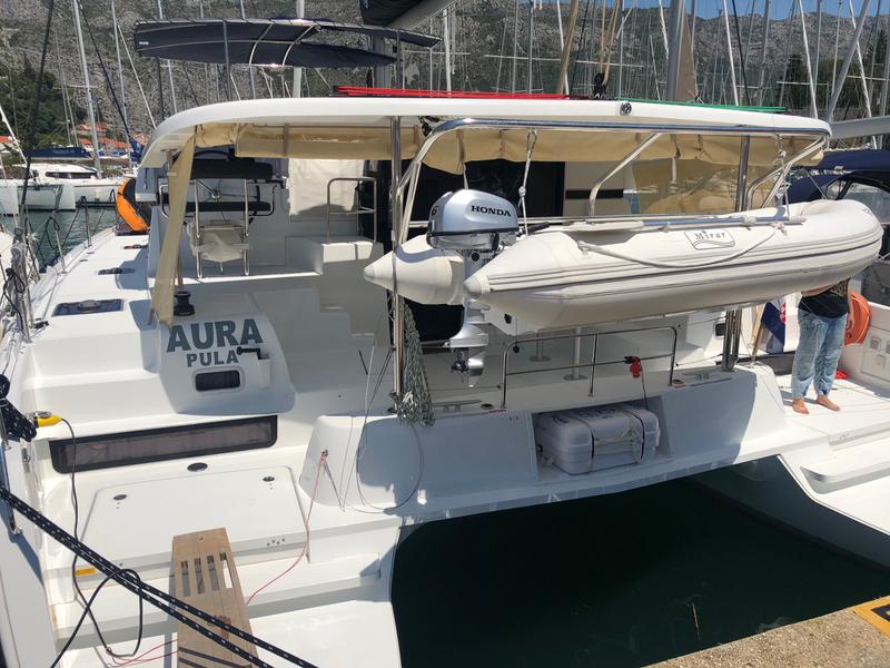 Book yachts online - catamaran - Lagoon 42 - Aura - rent