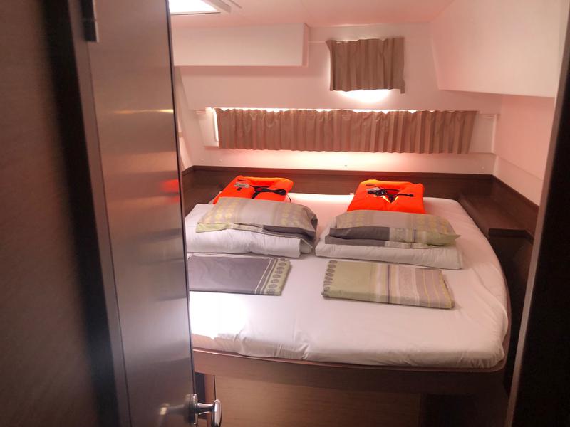 Book yachts online - catamaran - Lagoon 42 - Aura - rent
