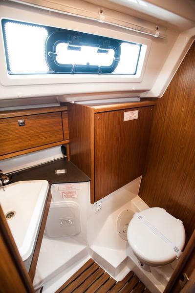 Book yachts online - sailboat - Bavaria 34 Cruiser - NEO with A/C - rent