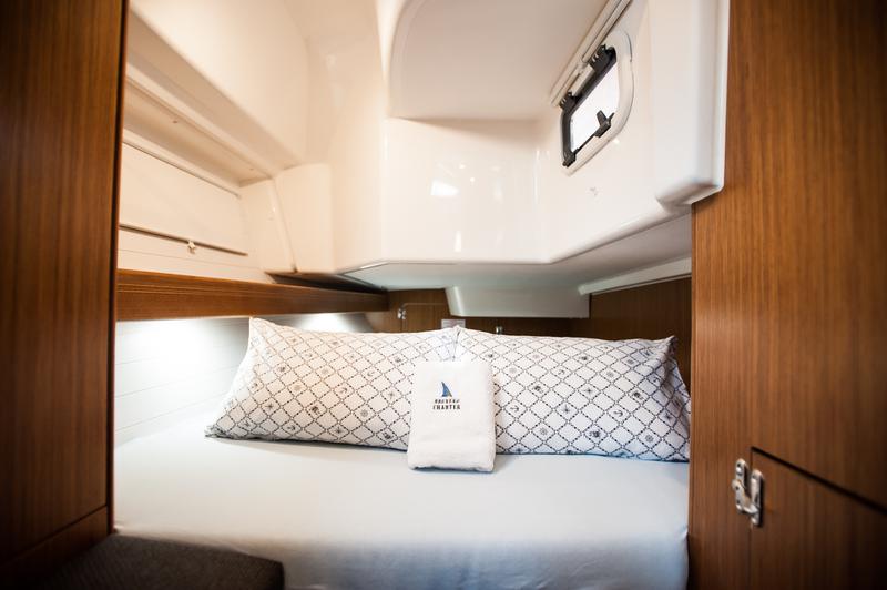 Book yachts online - sailboat - Bavaria 34 Cruiser - NEO with A/C - rent