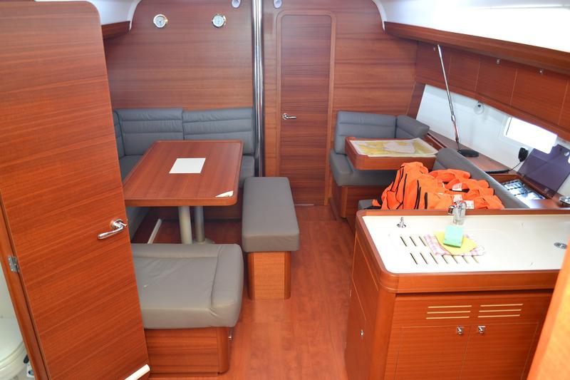 Book yachts online - sailboat - Dufour 412 - Tango - rent