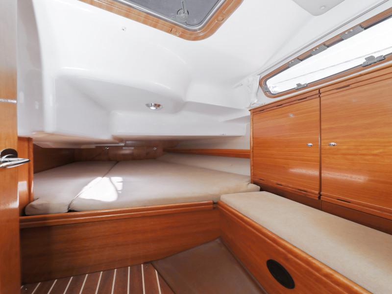 Book yachts online - sailboat - Bavaria 37 Cruiser - Mateja - rent