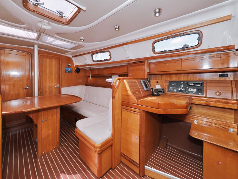 Book yachts online - sailboat - Bavaria 37 Cruiser - Mateja - rent