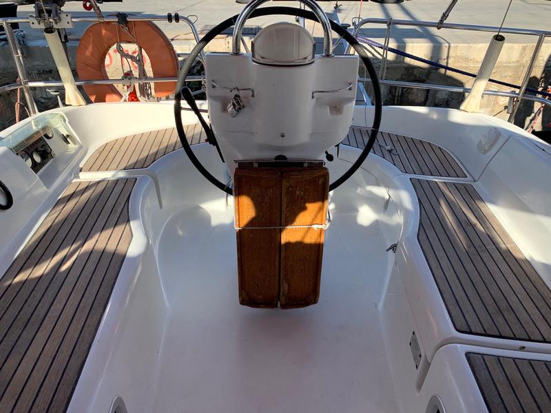 Book yachts online - sailboat - Oceanis 331 - Wind 1 - rent