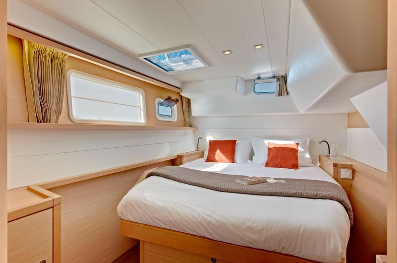 Book yachts online - catamaran - Lagoon 450  Flybridge - Annangel - rent