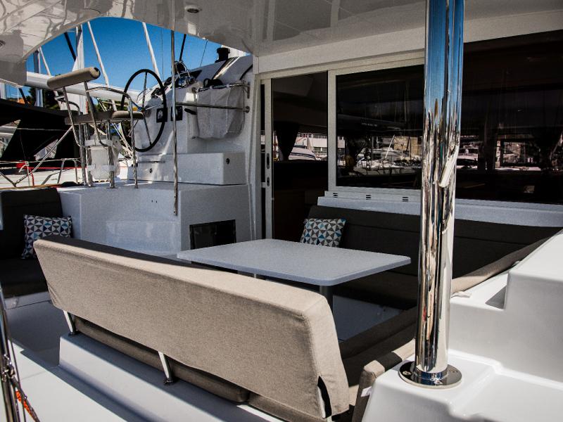Book yachts online - catamaran - Lagoon 400 S2 - KINGA V - rent