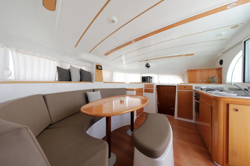 Book yachts online - catamaran - Lagoon 380 S2 - LOVE SONG - rent