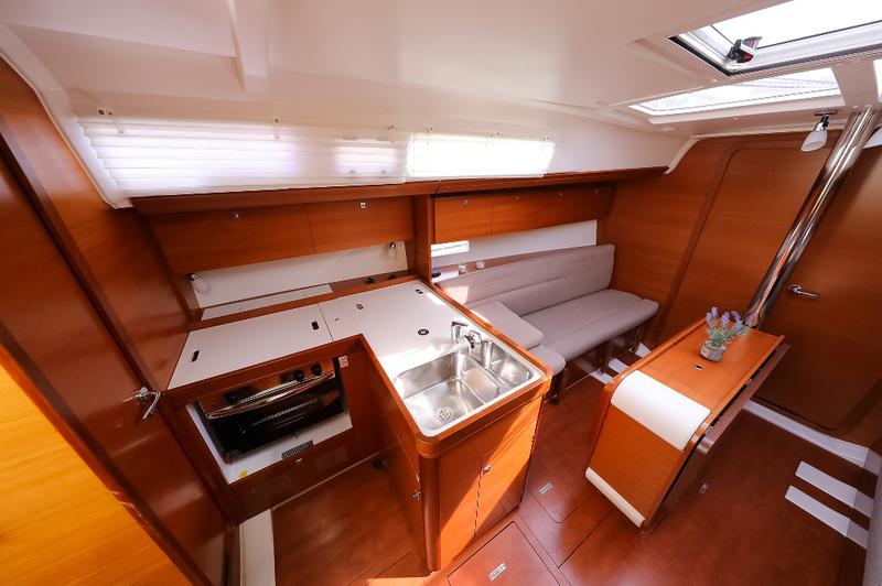 Book yachts online - sailboat - Dufour 350 Grand Large - FENIKS - rent