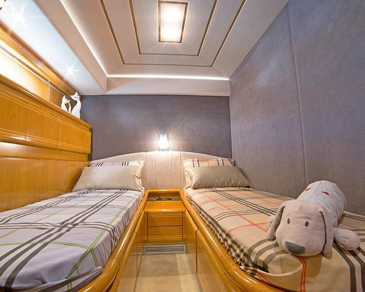 Book yachts online - motorboat - Ferretti 75 - Ferretti 75 - rent