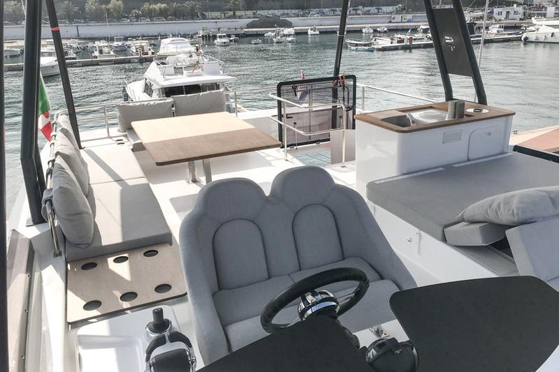 Book yachts online - powercatamaran - Fountaine Pajot MY 44 - Fusion - rent