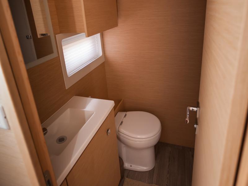 Book yachts online - powercatamaran - MY  44 - Umbrella Victoria - rent