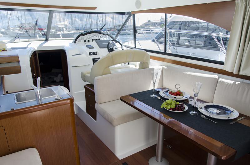 Book yachts online - motorboat - Antares 36 (2011) - GALEB - rent