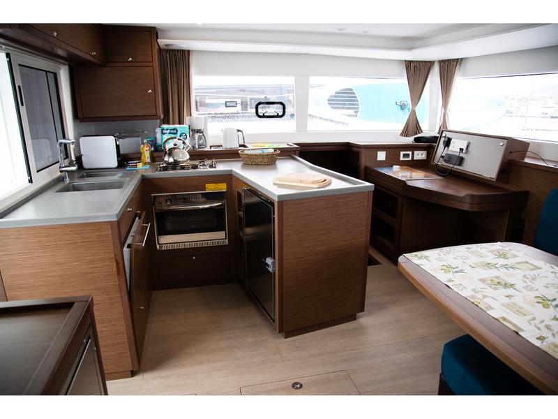 Book yachts online - catamaran - Lagoon 450 Sport (2019) equipped with generator, A/C (saloon+cabins), dishwasher - VJERA - rent