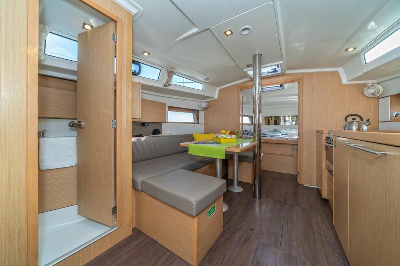 Book yachts online - sailboat - Oceanis 38.1 (2017) - CVITA - rent