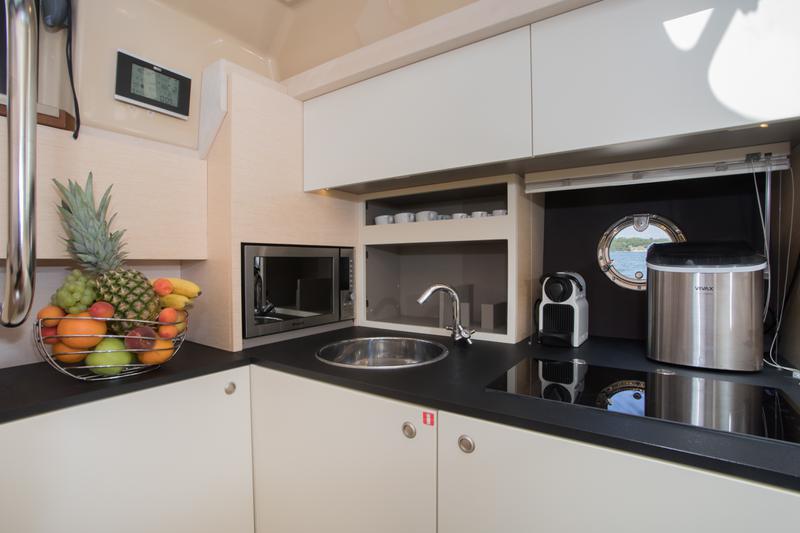 Book yachts online - motorboat - Cranchi M44 HT - Fellow II - rent