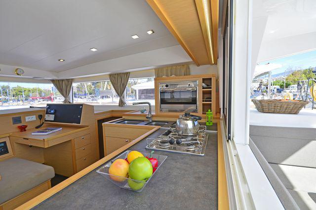 Book yachts online - catamaran - Lagoon 400S2 - FOOTPRINTS - rent