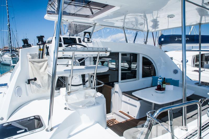 Book yachts online - catamaran - Lagoon 380 - Sirius - rent
