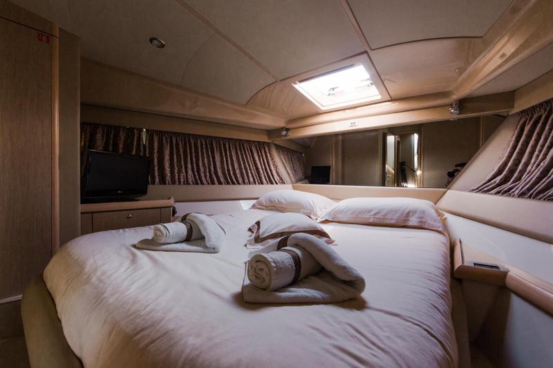 Book yachts online - motorboat - Ferretti 460 - Bluebell - rent