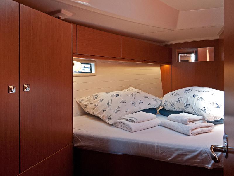 Book yachts online - sailboat - Bavaria Cruiser 46 - Adria Wind - rent