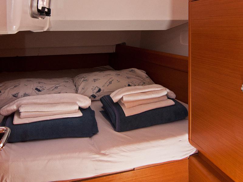 Book yachts online - sailboat - Sun Odyssey 439 - Tessi Kiss - rent