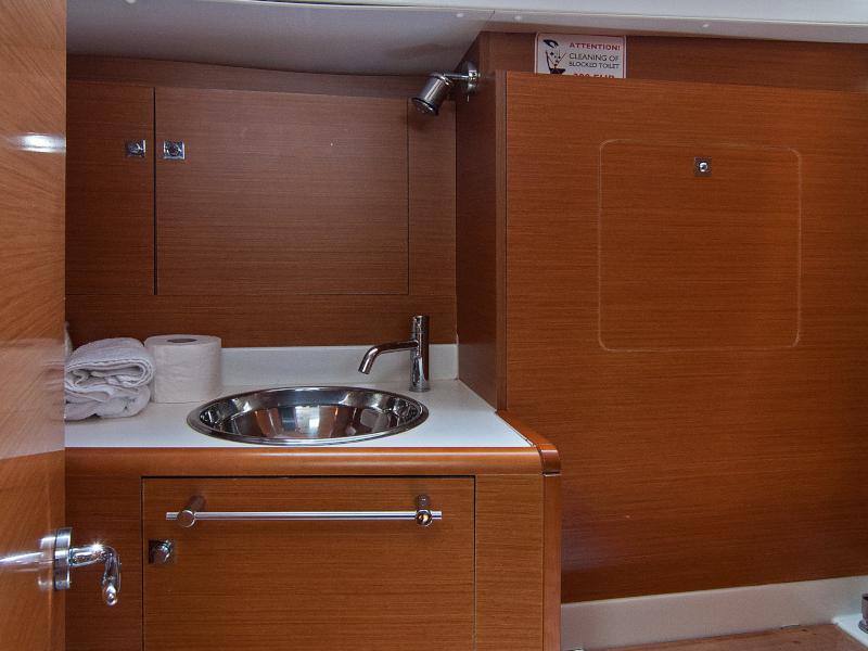 Book yachts online - sailboat - Sun Odyssey 439 - Tessi Kiss - rent