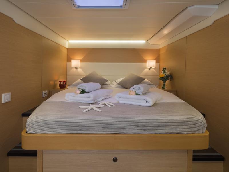 Book yachts online - catamaran - Lagoon 62 - 5 cabin version - Selene - rent