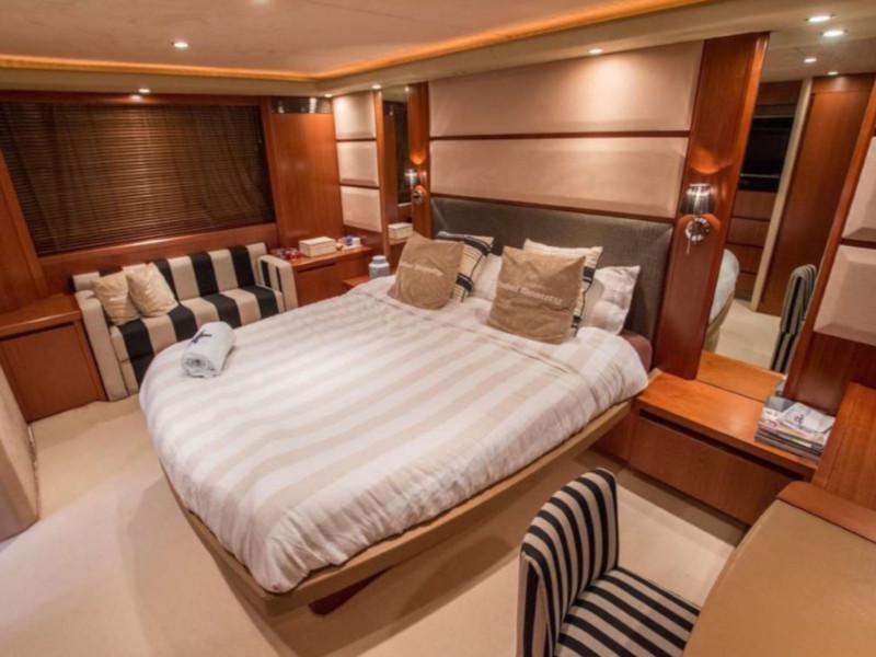 Book yachts online - motorboat - Princess V70 - Noble Beauty - rent