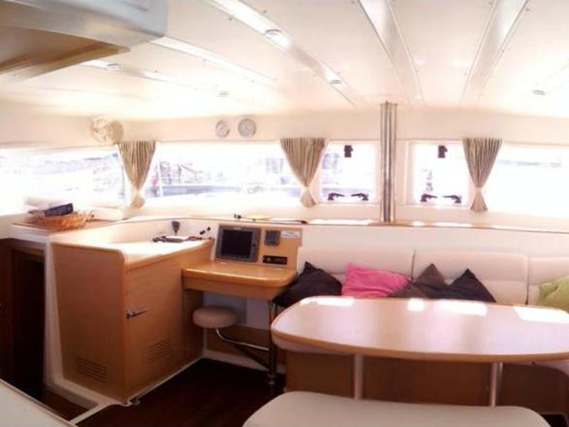 Book yachts online - catamaran - Lagoon 421 - DANURI - rent