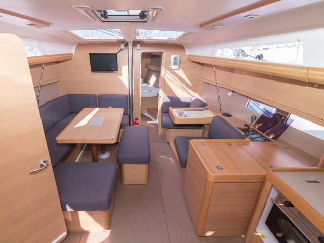 Book yachts online - sailboat - Dufour 410 Grand Large - MISTRAL new sails 2018 - rent