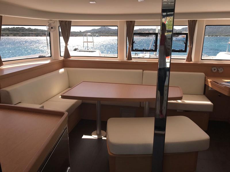 Book yachts online - catamaran - Lagoon 42 - Alpha Tauri - rent