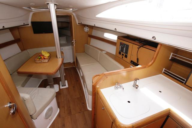 Book yachts online - sailboat - Wind 34 - Ilha das Infinity - rent