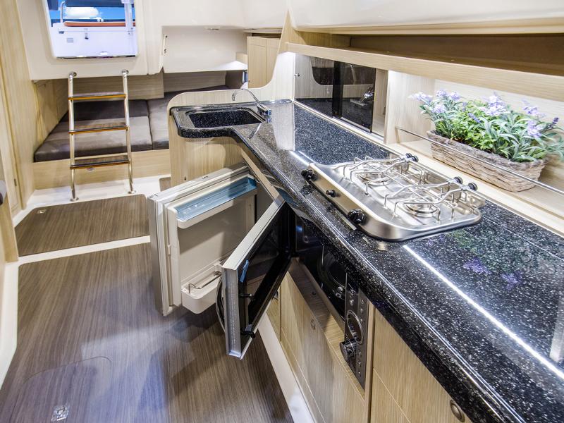 Book yachts online - motorboat - Nexus Revo 870 Prestige +/2cab - RAPA NUI - rent