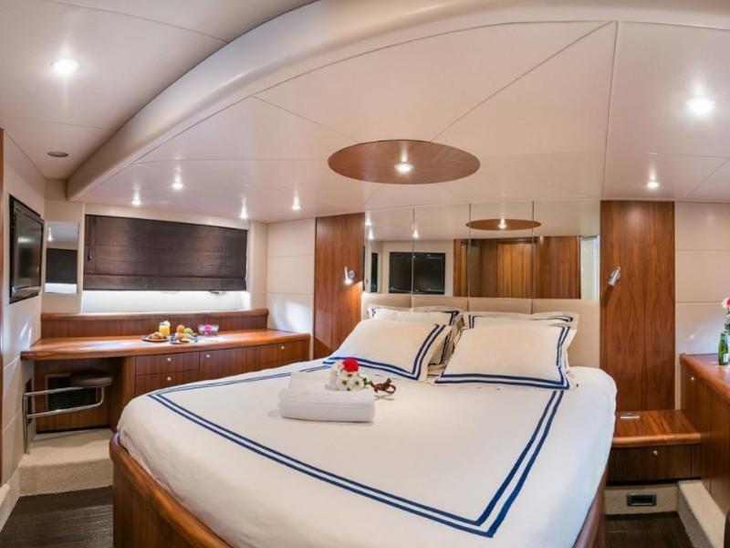Book yachts online - motorboat - Predator 62 - Ena I - rent