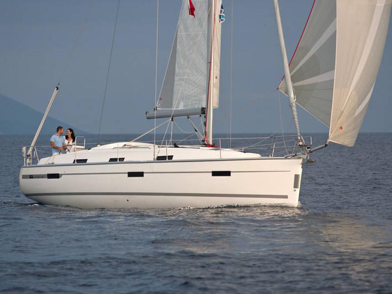 Book yachts online - sailboat - Bavaria Cruiser 37 - Las Cevenas - rent