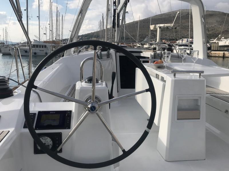 Book yachts online - sailboat - Oceanis 38.1 - Baby Dory AC shore power underwater light blue hull - rent