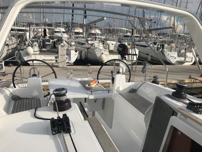 Book yachts online - sailboat - Oceanis 38.1 - Baby Dory AC shore power underwater light blue hull - rent