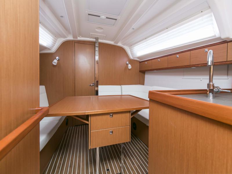 Book yachts online - sailboat - Bavaria 37 Cruiser - Alani - rent