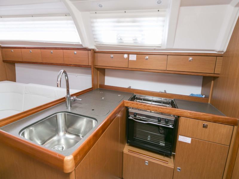 Book yachts online - sailboat - Bavaria 37 Cruiser - Alani - rent