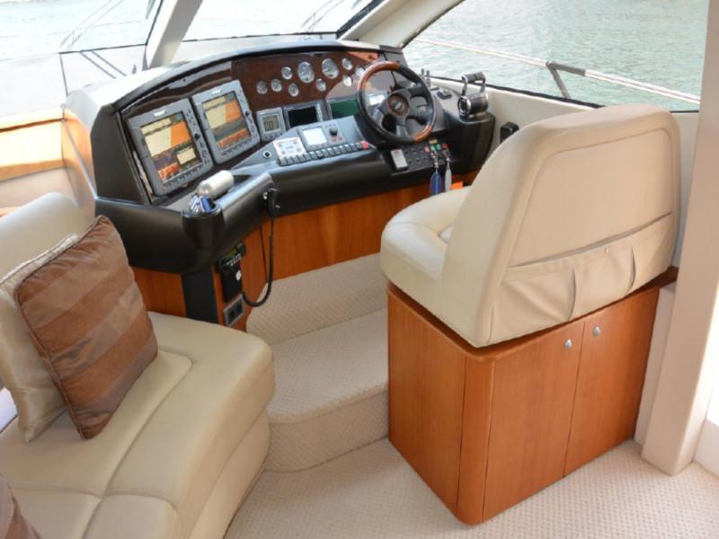 Book yachts online - motorboat - Sunseeker Manhattan 52 - Blue Amber - rent