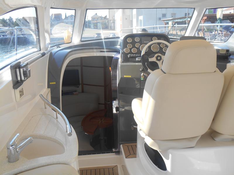 Book yachts online - motorboat - Elan Power 35 - Marta III - rent