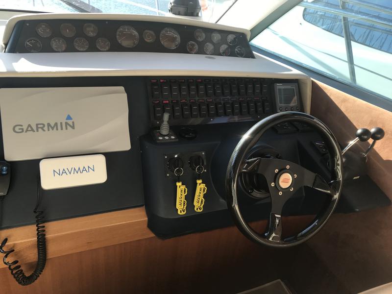 Book yachts online - motorboat - Galeon 390 Fly - Marta I - rent