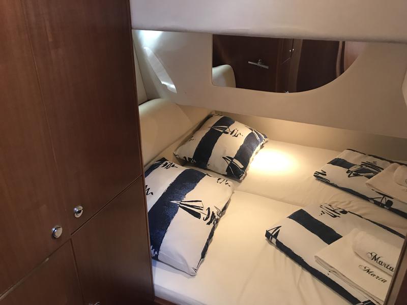 Book yachts online - motorboat - Galeon 390 Fly - Marta I - rent