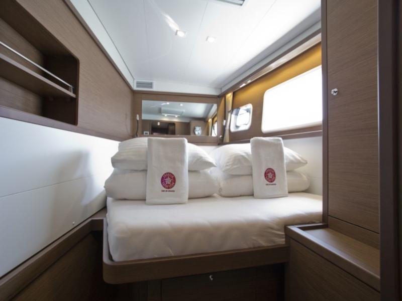 Book yachts online - catamaran - Lagoon 450 Flybridge - Jenny of Sweden - rent