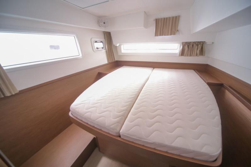 Book yachts online - catamaran - Lagoon 42 - Discovery - rent