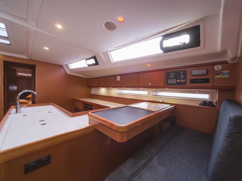 Book yachts online - sailboat - Bavaria Cruiser 56 - La Vestale - rent