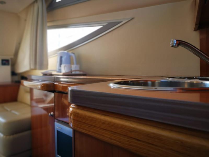 Book yachts online - motorboat - Sealine F34 - Little One - rent