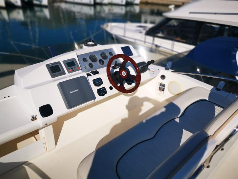 Book yachts online - motorboat - Sealine F34 - Little One - rent