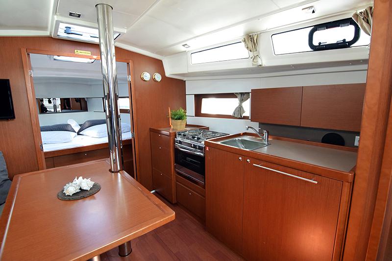 Book yachts online - sailboat - Oceanis 38.1 - Iris - rent