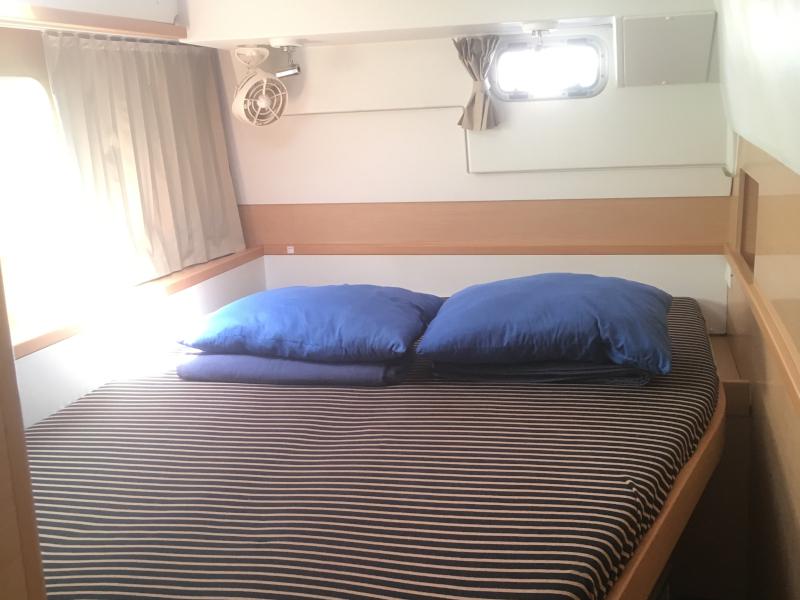 Book yachts online - catamaran - Lagoon 400 S2 - Royal Velvet - rent